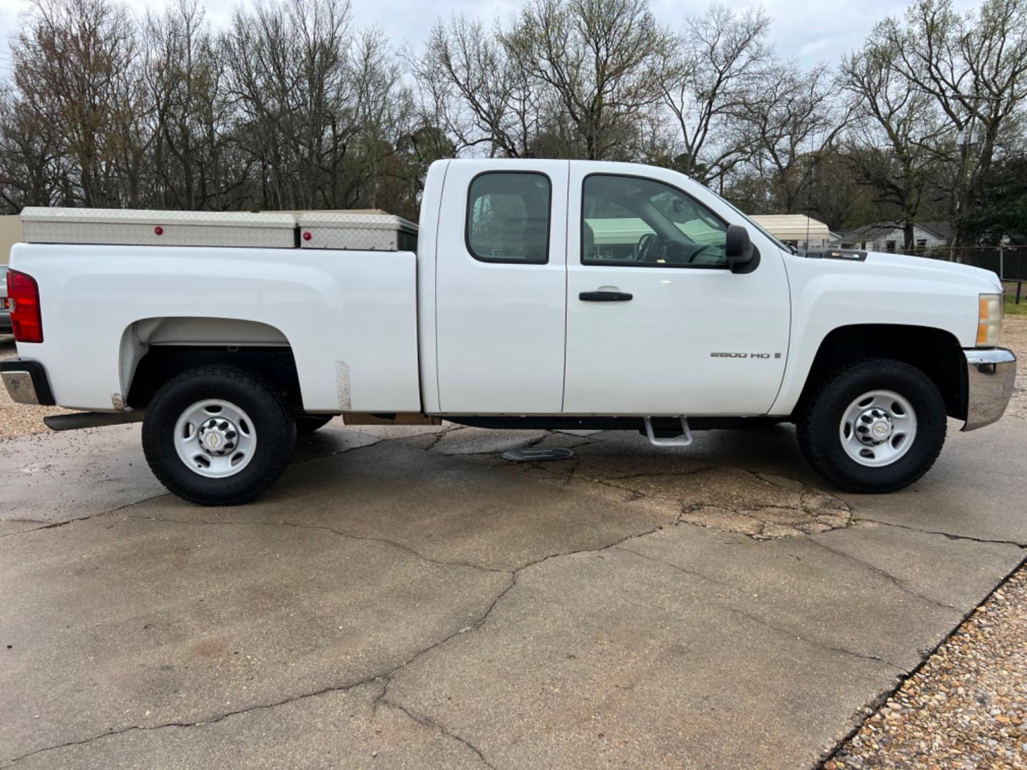 2009 White /Gray Chevrolet Silverado 2500HD LS (1GCHC49K49E) with an 6.0L V8 engine, Automatic transmission, located at 4520 Airline Hwy, Baton Rouge, LA, 70805, (225) 357-1497, 30.509325, -91.145432 - 2009 Chevy Silverado 2500HD Ext Cab LS 6.0 V8 Gas, 161K Miles, Power Windows & Locks, Cold A/C, Toolboxes, Tow Pkg. NO IN HOUSE FINANCING. FOR INFO PLEASE CONTACT JEFF AT 225 357-1497 CHECK OUT OUR A+ RATING WITH THE BETTER BUSINESS BUREAU WE HAVE BEEN A FAMILY OWNED AND OPERATED BUSINESS AT THE SA - Photo#4